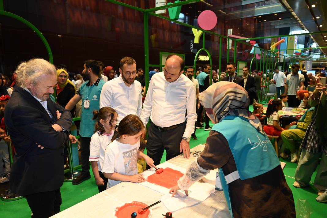 Başkan Altay minik kitap kurtlarıyla bir arada 13